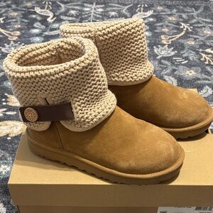 UGG W Shaina boots with crochet cuff. Great used condition.
